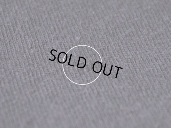 バック裾にピンホール。