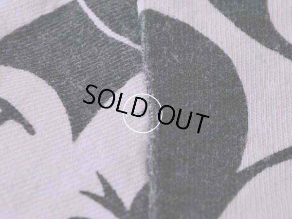 右袖付け根にピンホール。