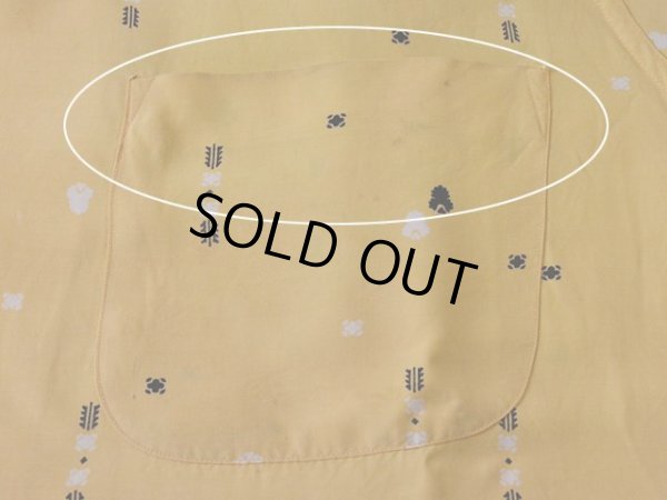 胸ポケット付近に少々汚れ。