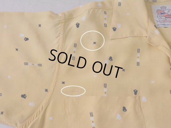 右胸・肩付近に僅かな汚れ。