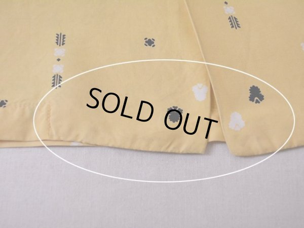 裾に多少のシミ汚れ。