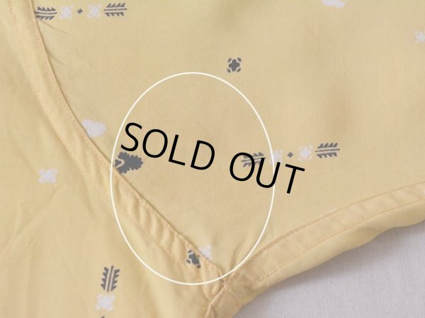 左袖付け根に僅かなシミ汚れ。