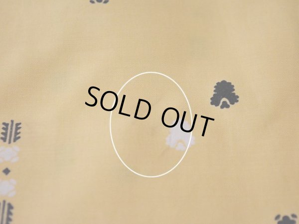 背中に僅かな汚れ。