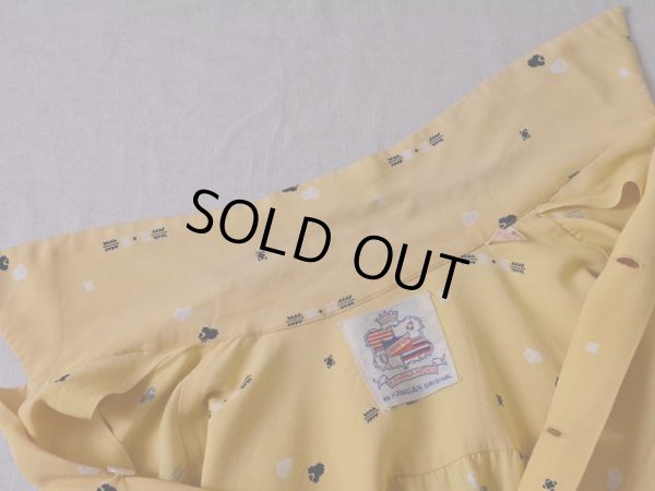 襟に多少の色褪せ汚れ。