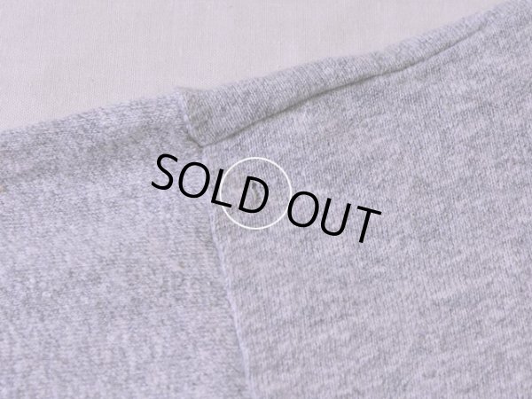 左肩後ろに僅かなホツレ。