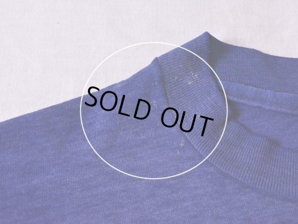 右首・肩付近に少々汚れ。