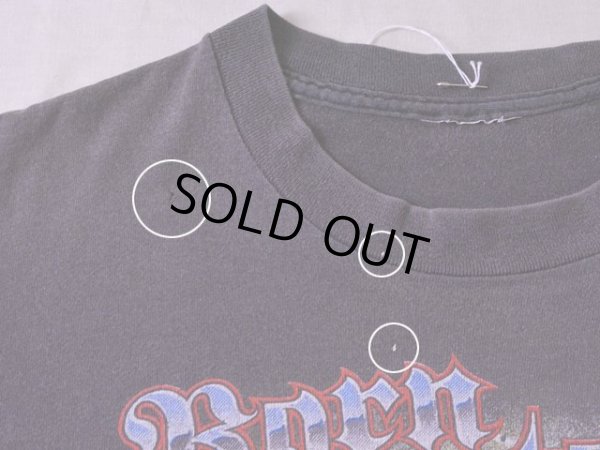 右胸上付近に僅かなダメージ、首下付近に僅かな汚れ。