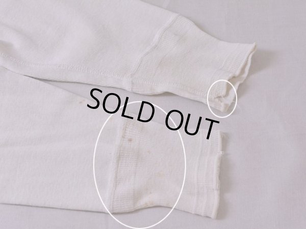 袖リブ付近に少々ホツレと汚れ。