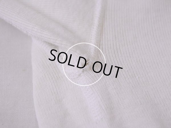 右脇の下にホツレ。