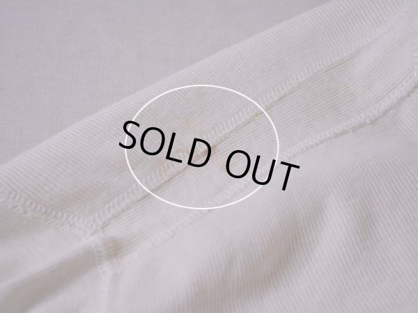 右肩付近に少々汚れ。