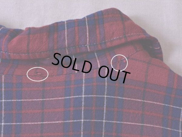 バック襟付け根付近に少々ホツレ。