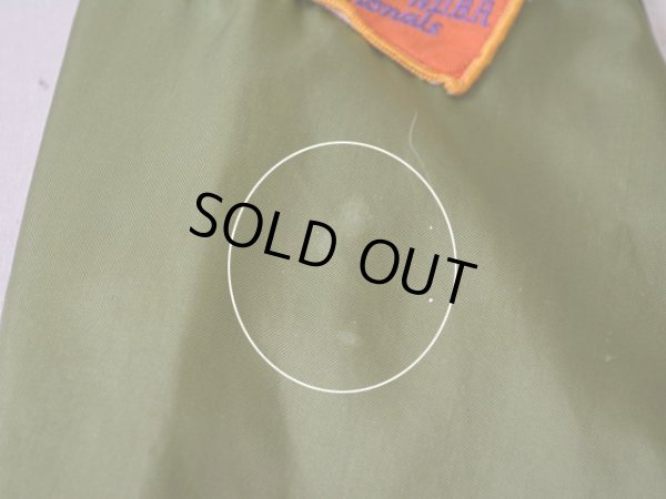 右袖に少々汚れ。