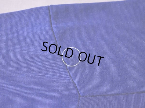 右肩付近にピンホール。