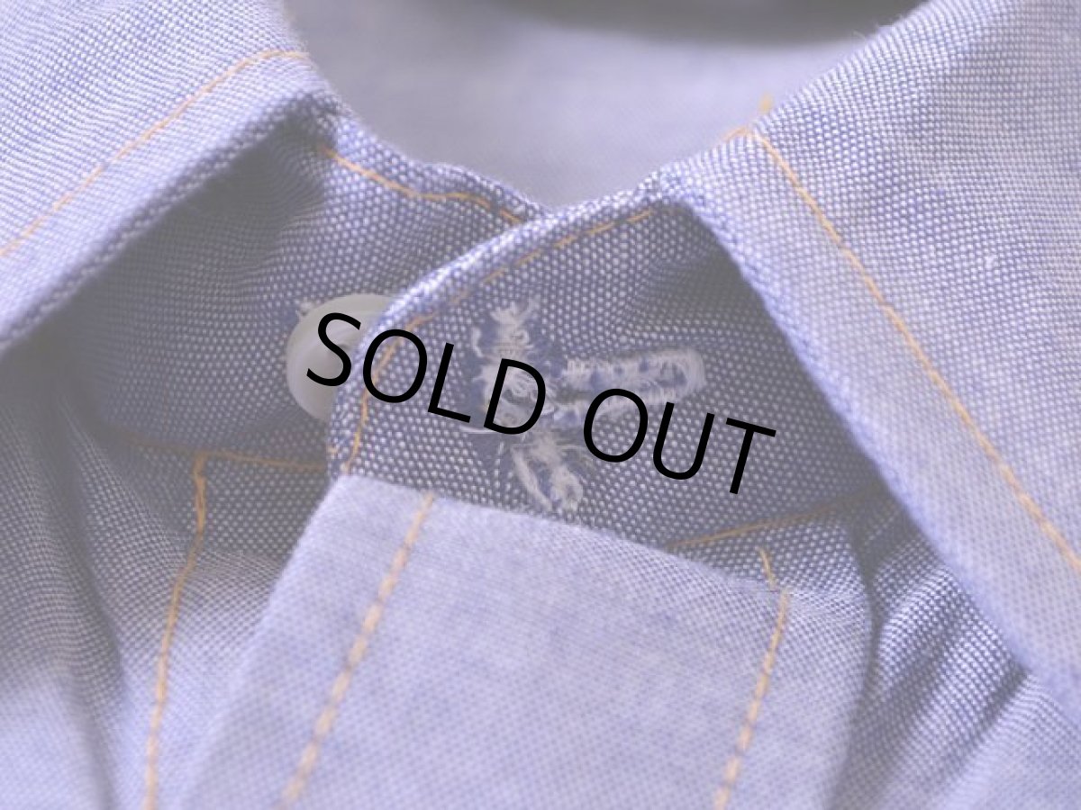 トップボタンのボタンホールにリペア跡。