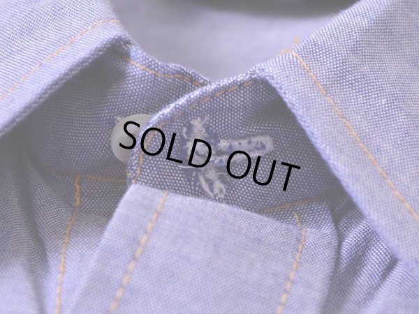 トップボタンのボタンホールにリペア跡。