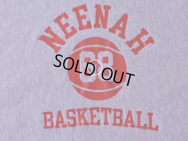 胸プリント付近に小さなダメージ。