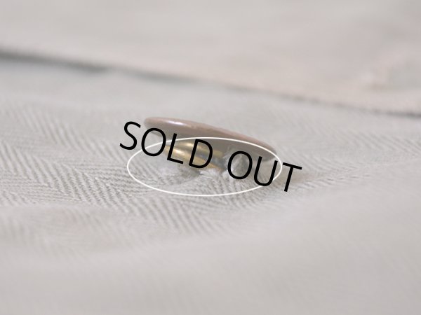 第三ボタン付け根にダメージ。