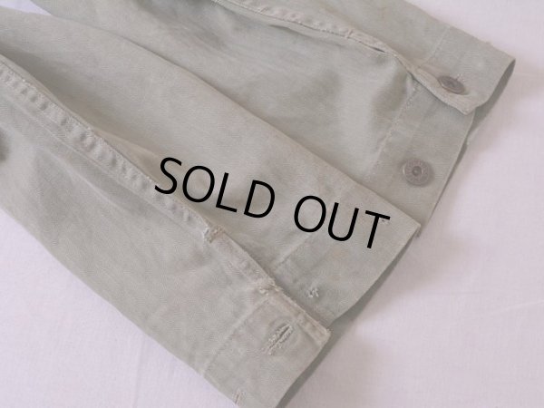 右袖ボタン欠損。