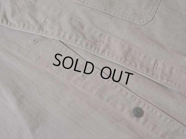 第二・第三ボタン欠損、第四ボタン付け替え。