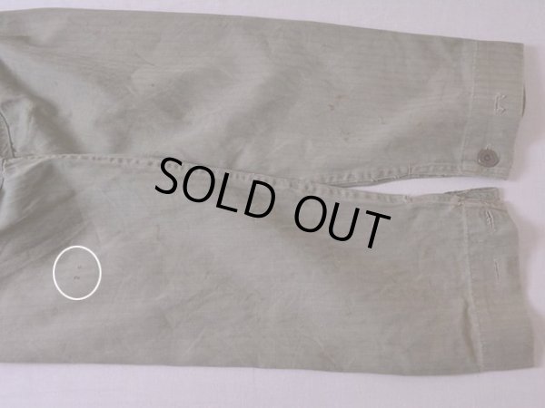 袖に汚れと僅かな傷。