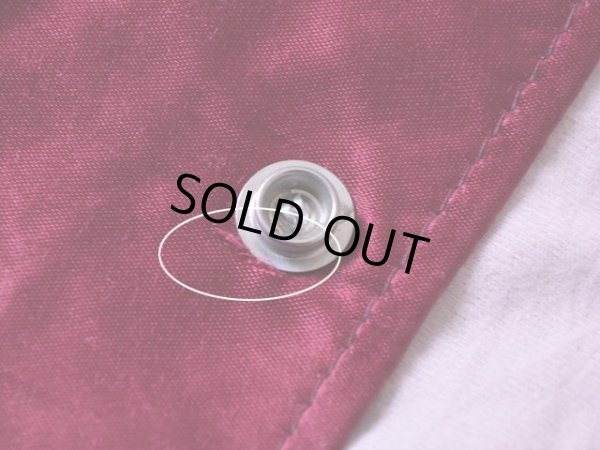 第4ボタン付け根に小さなダメージ。