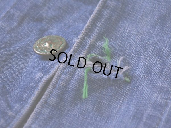 第4ボタンホールにホツレ。