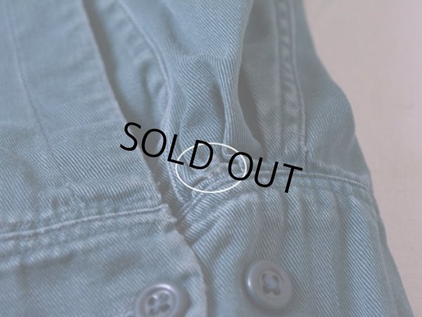 左袖口に小さなダメージ。