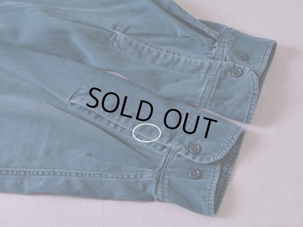 左袖口に僅かな汚れ。