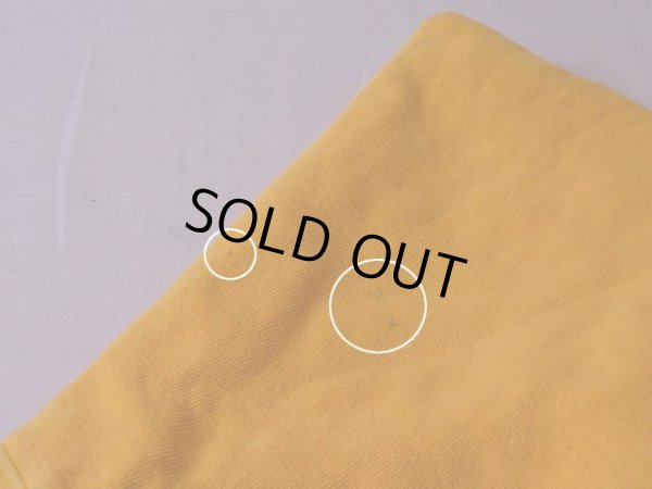 フードに僅かな汚れ。