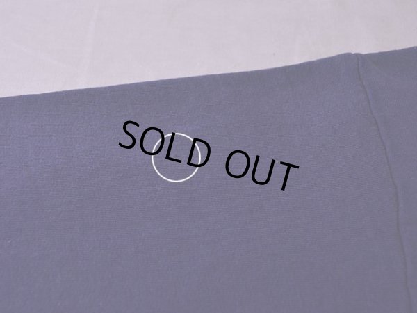 右袖にピンホール。