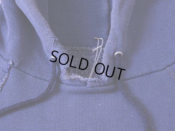 首元にダメージ。