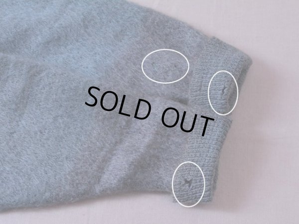 袖口に虫食い。