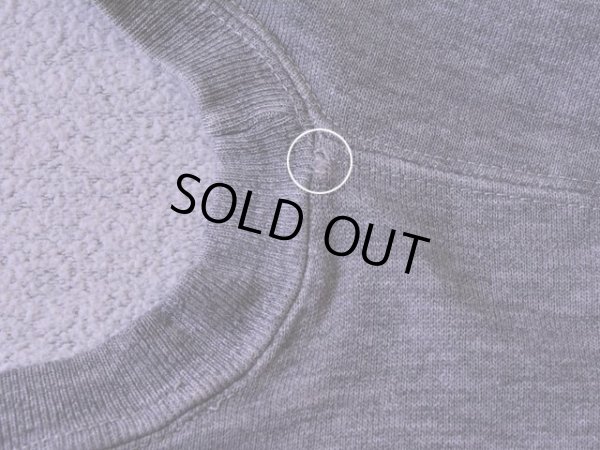 首リブ付け根に僅かなダメージとステッチ抜け。