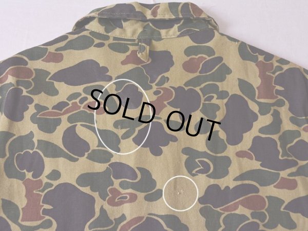 バックに僅かなホツレ・汚れ。