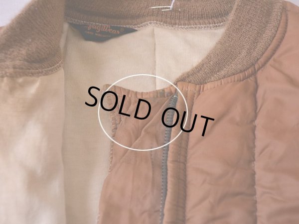 首元に少々汚れ。