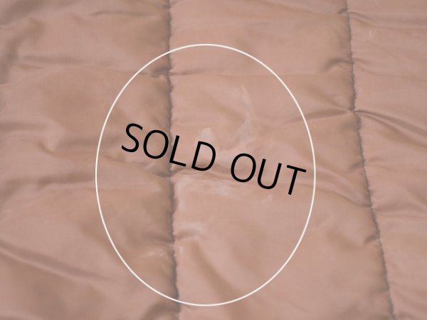 右胸下付近に少々汚れ。