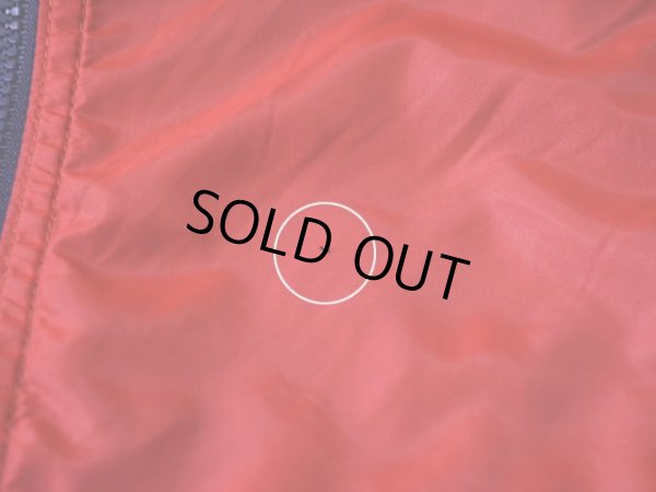 お腹付近に僅かな穴。