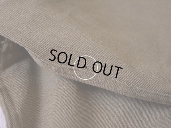 右袖に虫食い。