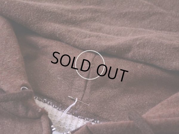 フード裏に僅かなダメージ。