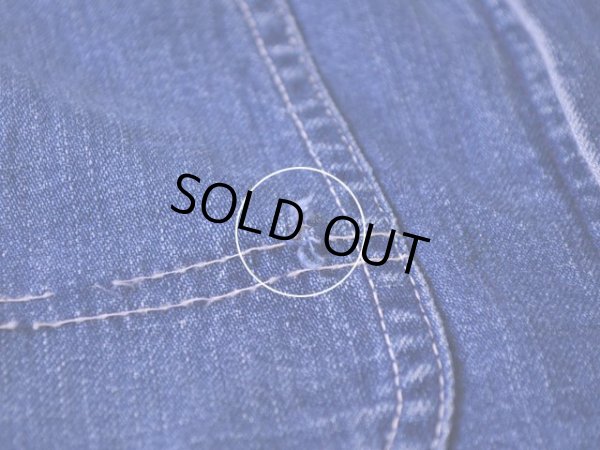 右裾ポケットに僅かなダメージ。