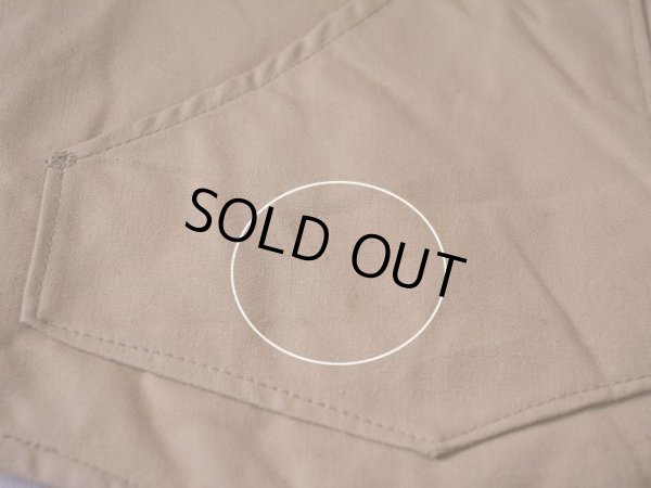 フロント裾付近に少々汚れ。