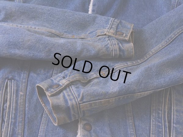 袖に多少の汚れ。