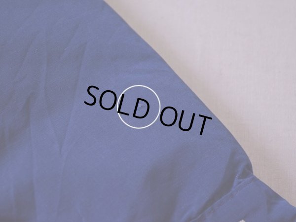 左袖口に僅かな傷。