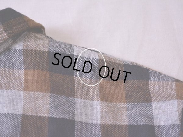 右肩付近に僅かな虫食い。