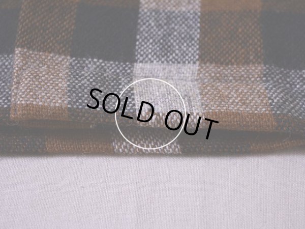 フロント裾に僅かな虫食い。