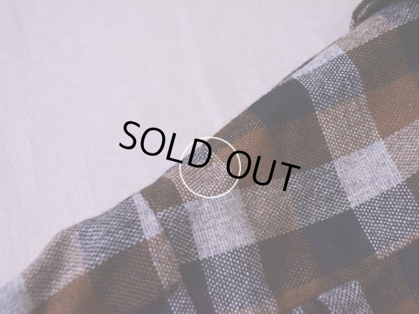 左肩に僅かな虫食い。