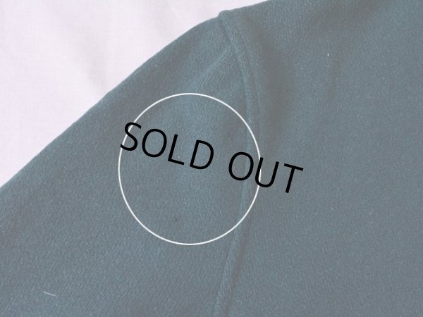 右袖付け根に僅かな虫食い。