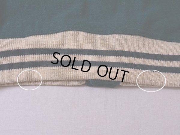 裾リブに僅かなダメージ・汚れ。