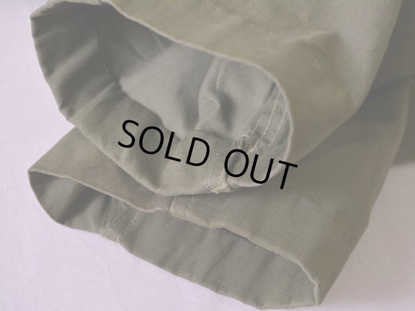 袖が上げらております。