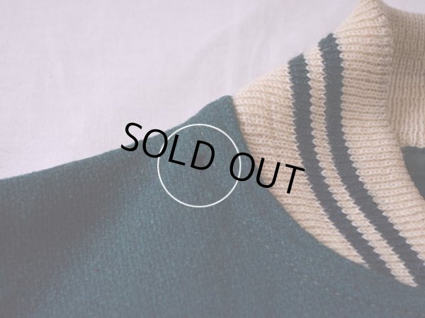 首リブ横に虫食い穴。